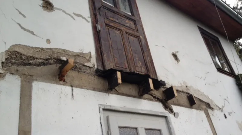 5. října jsme zbourali na chatě verandu