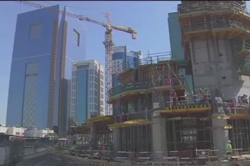 Katar zneužil stovky tisíc dělníků na stavbách pro fotbalový šampionát, FIFA chystá odškodňovací fond 