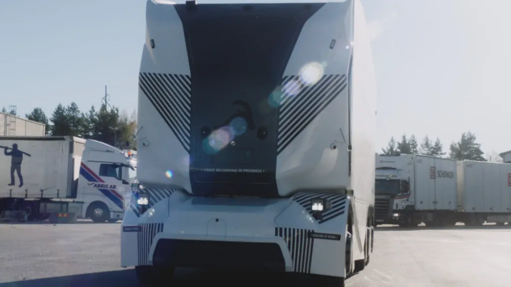Švédský start-up Einride začal testovat elektrický kamion bez kabiny a řidiče