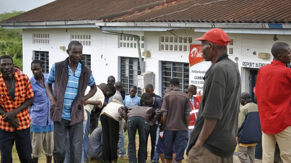 Lidé ohledávají oběti v oblasti Gamba