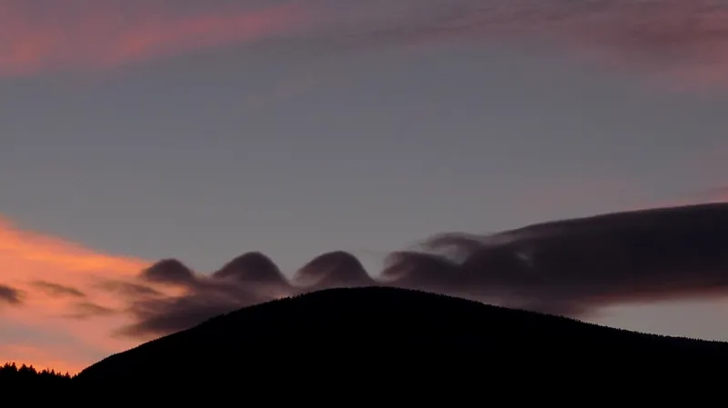 Oblak připomínající převalující se vlny na moři zviditelňuje takzvané Kelvin-Helmholzovy vlny