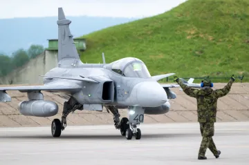 Vláda prodloužila pronájem dvanácti gripenů