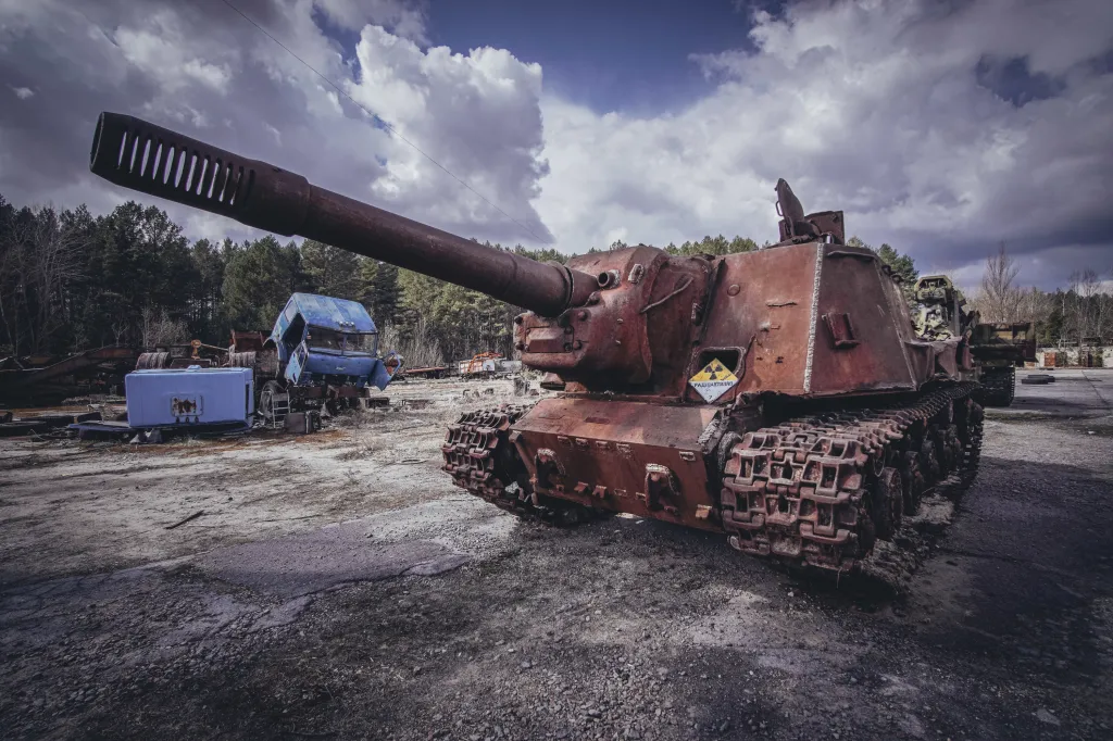 Budova garáží a odstavená technika, která byla využita během úklidových a záchranných prací