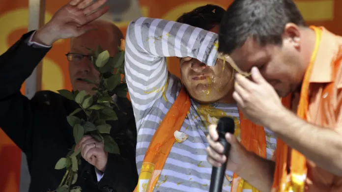 27. května 2009 v Praze na Andělu se v průběhu předvolebního stranického mítinku stala ČSSD v čele s předsedou Jiřím Paroubkem (uprostřed) terčem svých odpůrců, kteří si na akci donesli syrová vajíčka. Vlevo Bohuslav Sobotka, vpravo Karel Březina se