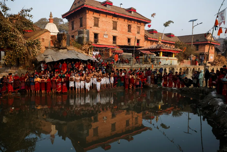 Festival provází setkání na břehu řeky Hanumante ve měste Bhaktapúr