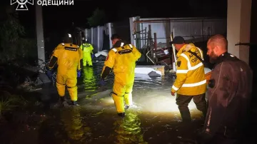 Ukrajinští záchranáři pomáhají při záplavách v Oděse a okolí