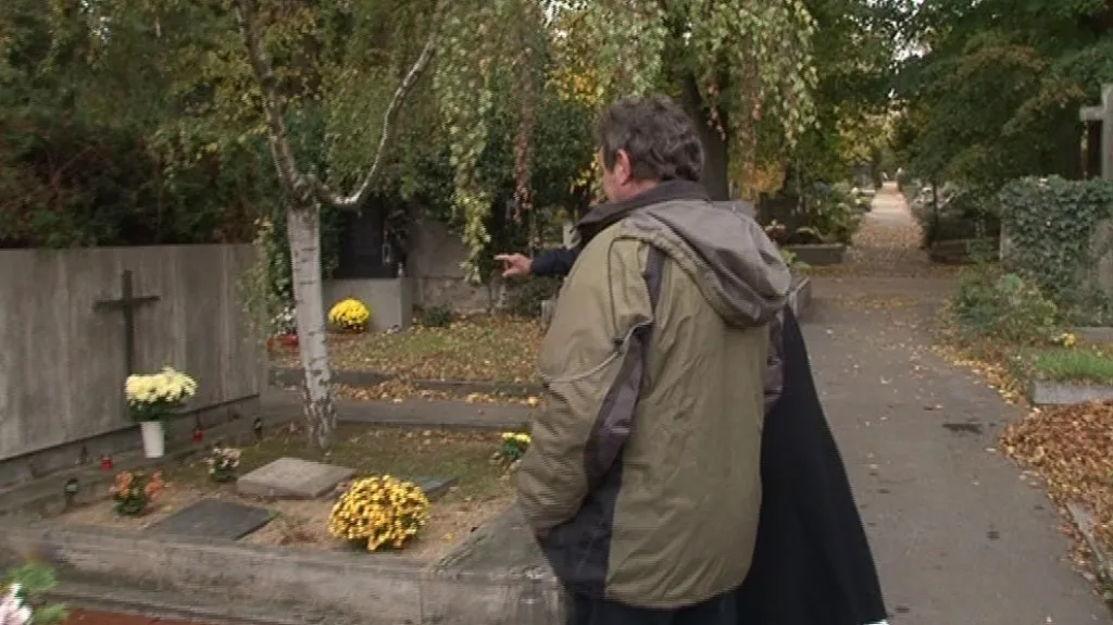 Lidé hlásí zaměstnancům hřbitova krádeže denně
