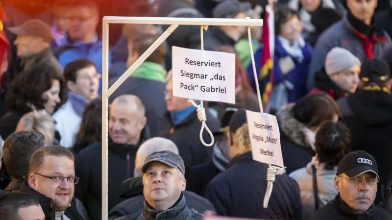 Na demonstraci Pegidy se objevily šibenice pro Merkelovou a Gabriela