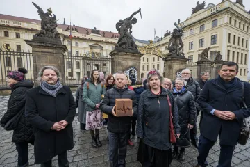 Vyšetřeme zneužívání v církvi jako v zahraničí, žádají oběti na Hradě