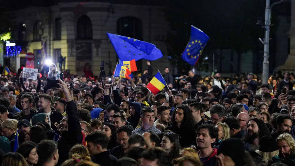 Příznivci prezidentského kandidáta Nicušora Dana oslavují výsledky druhého kola prezidentských voleb v Bukurešti