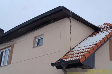 Výbuch poškodil rodinný dům ve Strančicích u Prahy