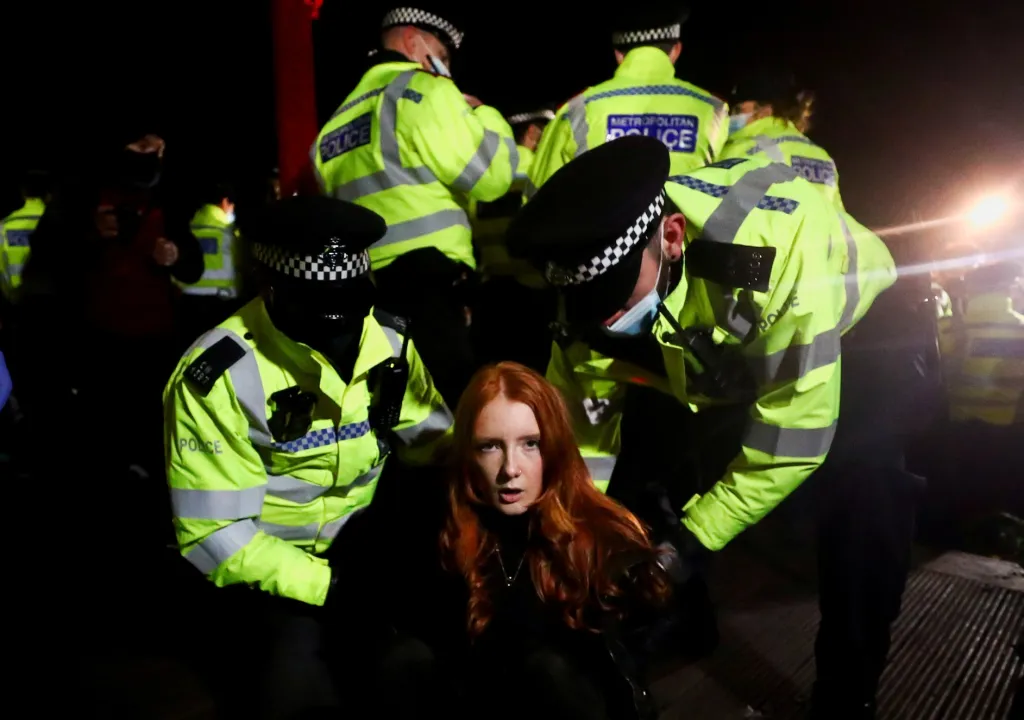 Policisté zadržují Patsy Stevensonovou, jednu ze stovek účastnic pietního shromáždění v Londýně. Důvodem setkání je vražda Sarah Everardové, ze které byl obviněn policista. Policejní zásah během pokojného pietního aktu vyvolal silnou kritiku napříč britskou společností