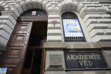 Auta pro soukromé účely i drahé rauty. Akademie věd podle auditu nehospodárně utrácela, píší Seznam Zprávy