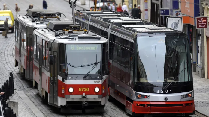 Setkání tramvaje typu T6 s prvním vozem typu 15T. Především díky tramvajím 15T se nyní schyluje ke konci vozů T6 v pražských ulicích