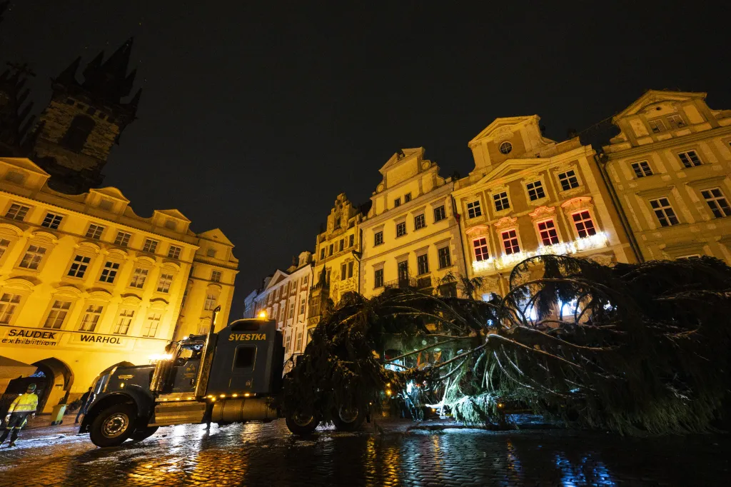 Na pražském Staroměstském náměstí ukotvili vánoční strom