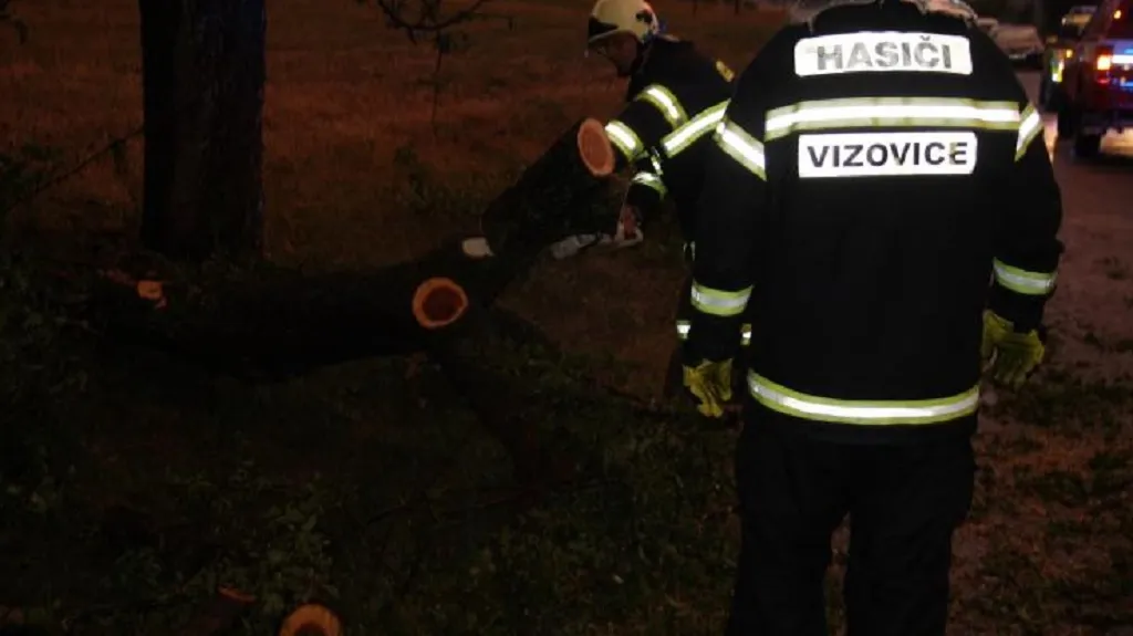 Kvůli silné bouřce a přívalovým dešťům zasahovali hasiči na Zlínsku na mnoha místech