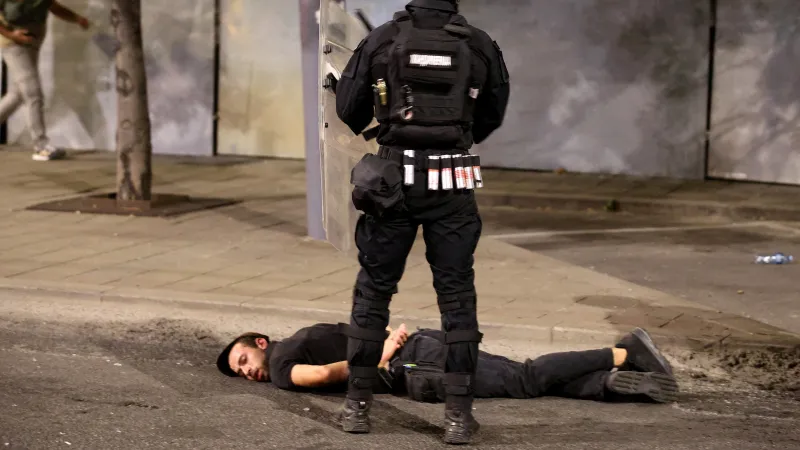 Protestující zadržený policií během demonstrace 13. 8. 2025 v Bělehradu