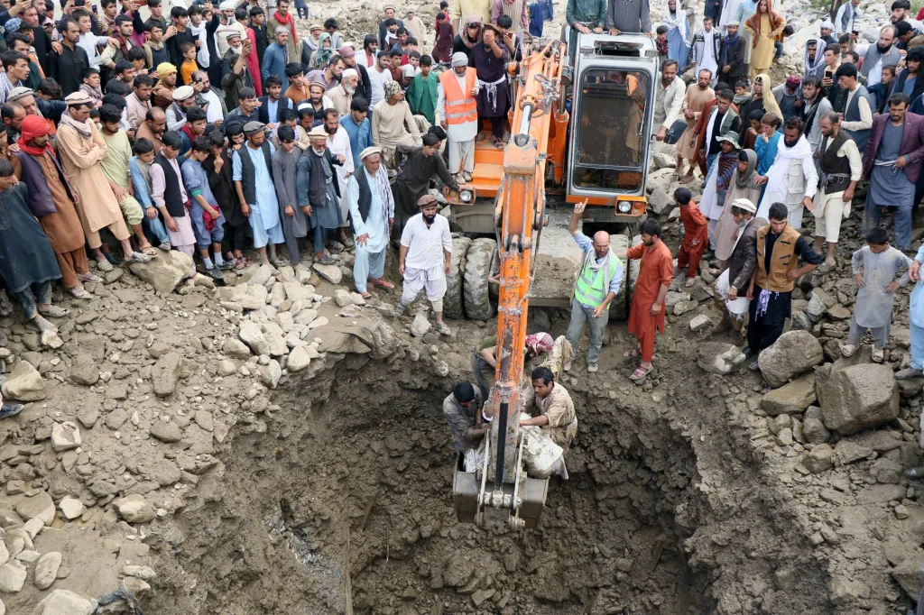 Rozsáhlé škody na majetku i lidské životy si vyžádaly záplavy v Čáríkáru, v hlavním městě provincie Parván v Afghánistánu. Na snímku muži hledají oběť, která při povodních zemřela