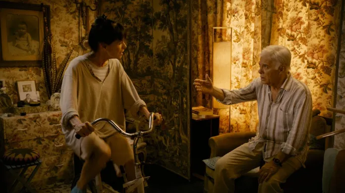 Geraldine Chaplinová a Guy Bedos ve filmu Co kdybychom žili společně? (2011, režie: Stéphane Robelin)