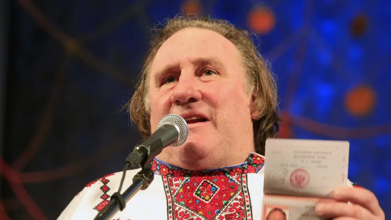Gérard Depardieu ukazuje ruský pas (2013)