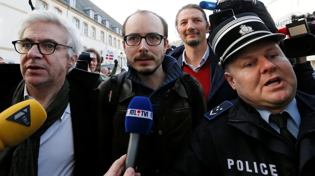 Antoine Deltour (uprostřed)