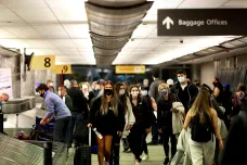 Pandemie ve světě: USA po roce a půl otvírají hranice pro cestující z Evropy, Rakousko zpřísňuje