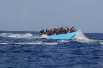 U břehů Libye se převrátila loď se zhruba 60 migranty