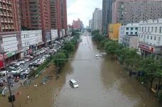 Povodně ve střední Číně mají přes třicet obětí, přívalové deště postupují do dalších měst