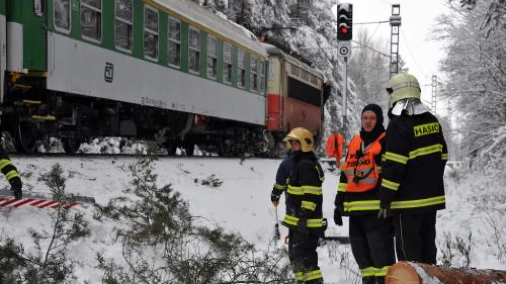 Projíždějící rychlík zastavil padající strom