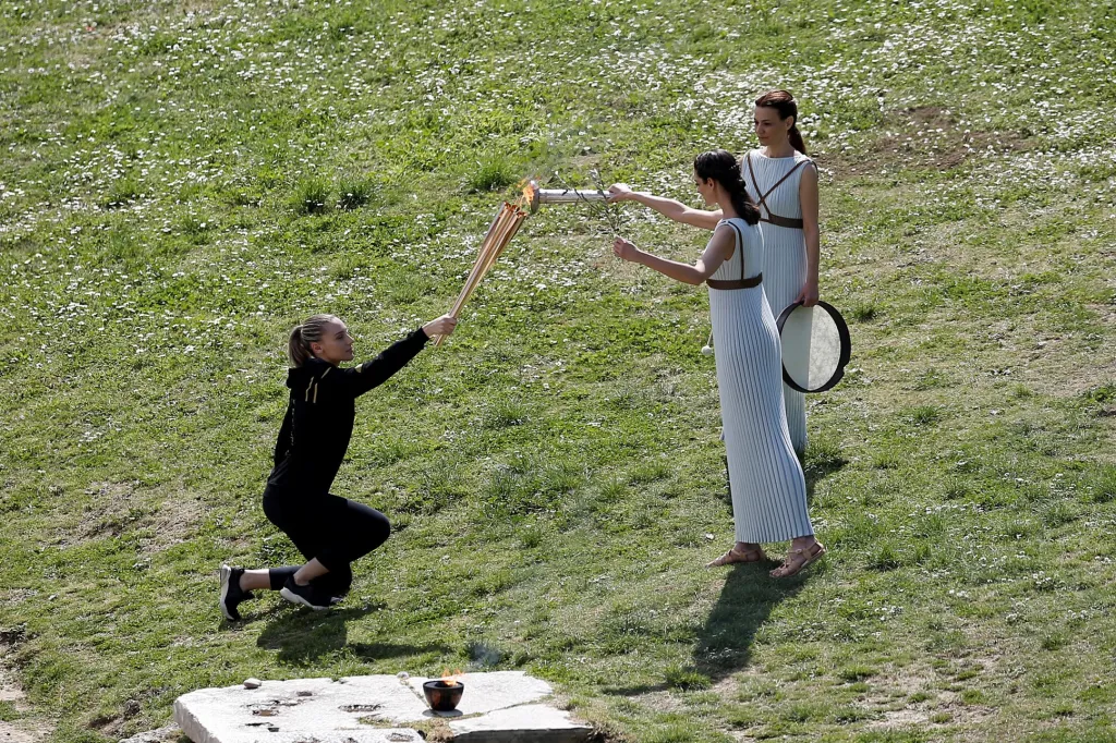 Řekové zapálili olympijskou pochodeň