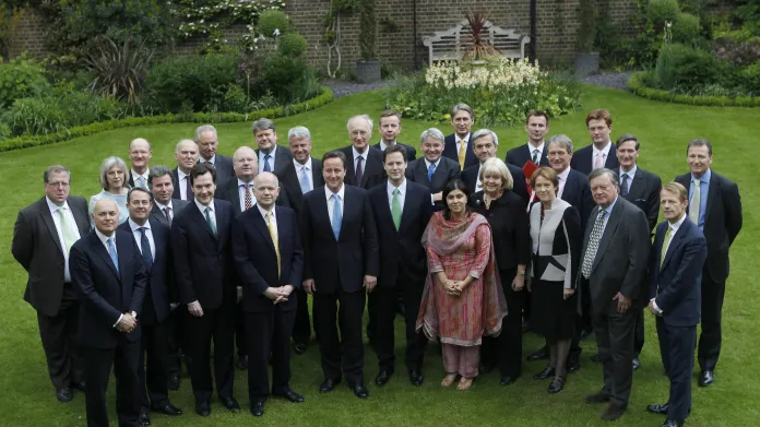 Cameronova vláda v roce 2010 (Mayová třetí zleva)