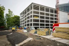 Parkovací dům u sídla Libereckého kraje bude hotový až počátkem příštího roku