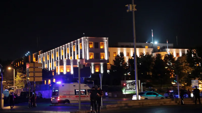 Policisté před armádním velitelstvím v Ankaře