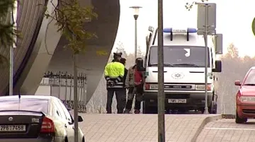 Policisté hlídkují u karlovarského letiště