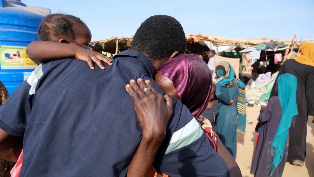 Rodina v uprchlickém táboře poté, co utekla z válkou stiženého súdánského Fáširu