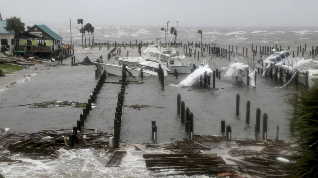 Zničené a potopené lodě ve floridském přístavu Port Saint Joe. Hurikán Michael udeřil na pobřeží nárazy větru o rychlosti až 155 mil za hodinu