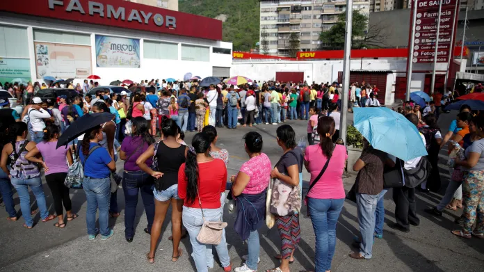 Venezuelané stojí frontu na pleny a toaletní papír