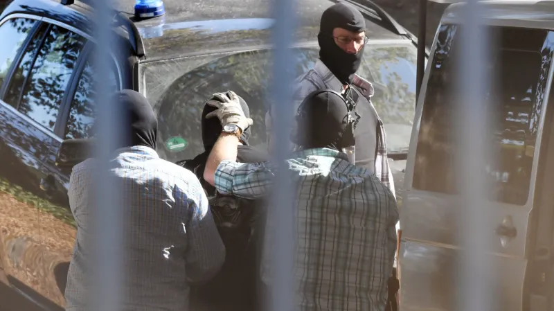 Převoz podezřelých k soudu provázela mimořádné bezpečnostní opatření