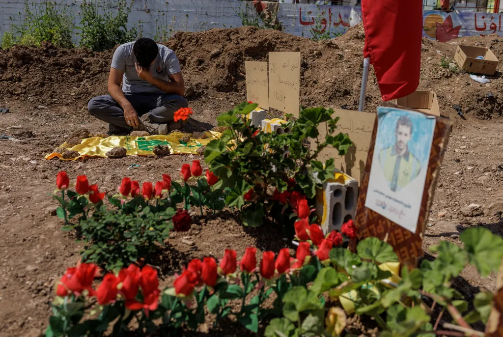 Člen civilní obrany oplakává svého kolegu, který byl zabit během ostřelování, když zachraňoval obyvatele Tyre