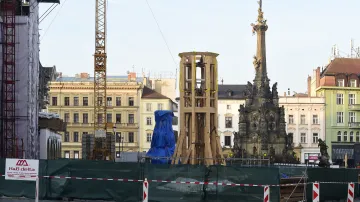 Na Horním náměstí dělníci připravovali čtrnáctimetrovou spodní část dřevěné konstrukce věže (říjen 2019)
