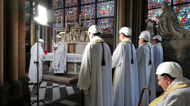První mše v Notre-Dame po požáru