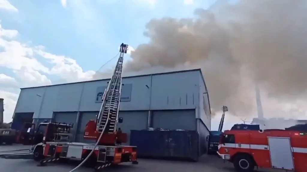 Požár haly s odpadem v pražských Kyjích