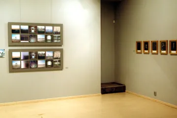 Stvoření umělé reality, krutí bohové i plodný chaos v mladé fotografii