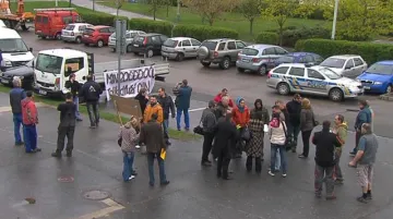 Demonstrace před školou Dino Schools of Prague