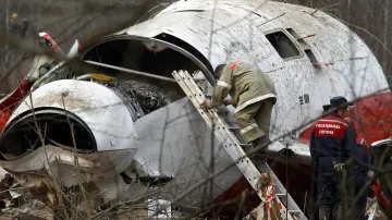 Odborníci sbírají a zkoumají trosky na místě havárie letadla Tupolev Tu-154 ve Smolensku (13. dubna 2010)