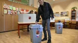 Předseda Pirátů a ministr pro místní rozvoj Ivan Bartoš odevzdal svůj hlas ve volbách