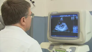 Lékař při vyšetření plicní hypertenze