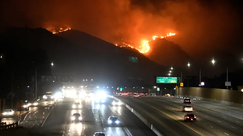 Požár zuřící západně od Los Angeles