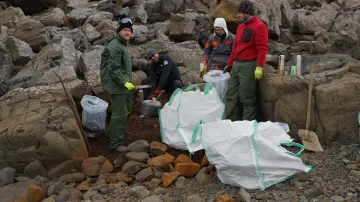 Členové  expedice CzECO Nelson sbírají odpadky na Antarktidě