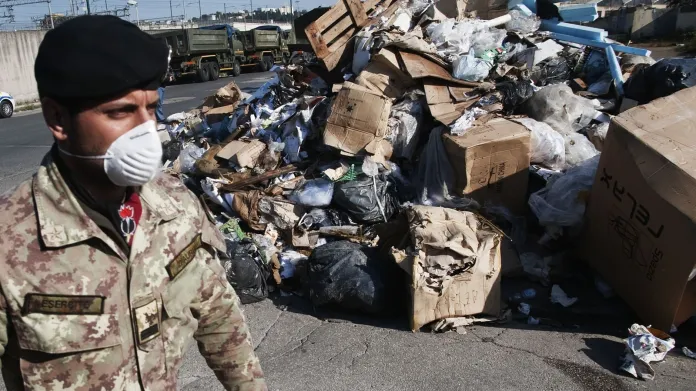 Do Neapole byla kvůli odpadkům povolána armáda